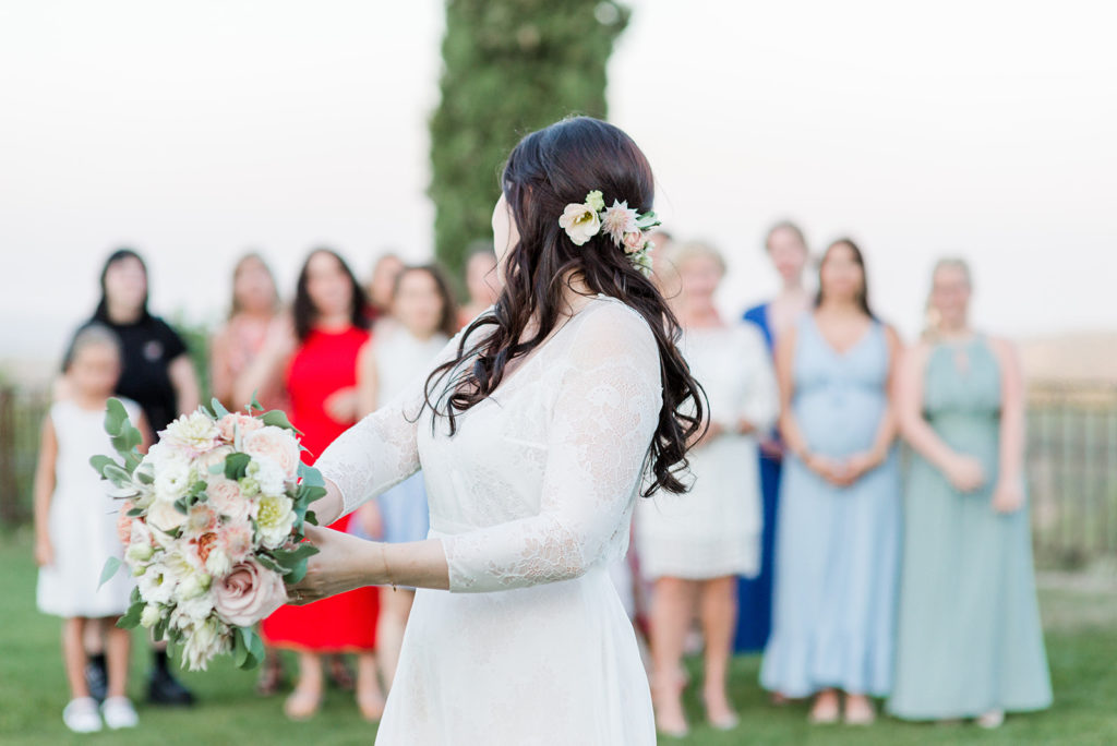 wedding-bouquet-toss-provence